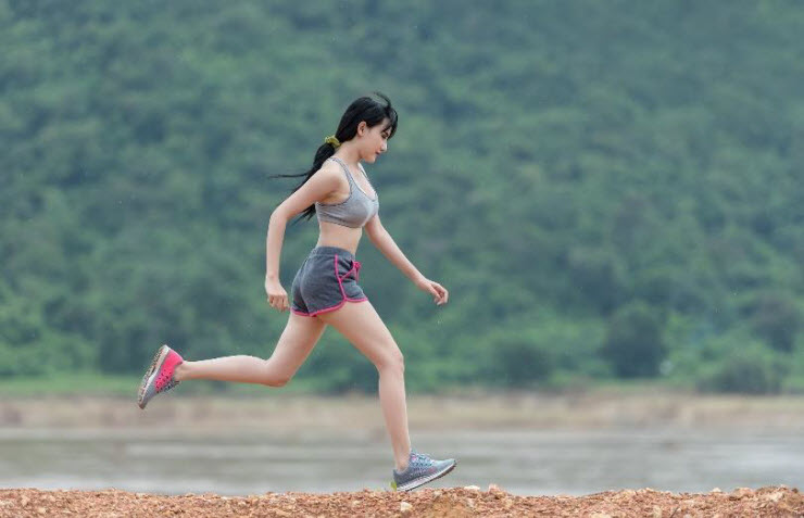 Asian woman doing footing at the shore